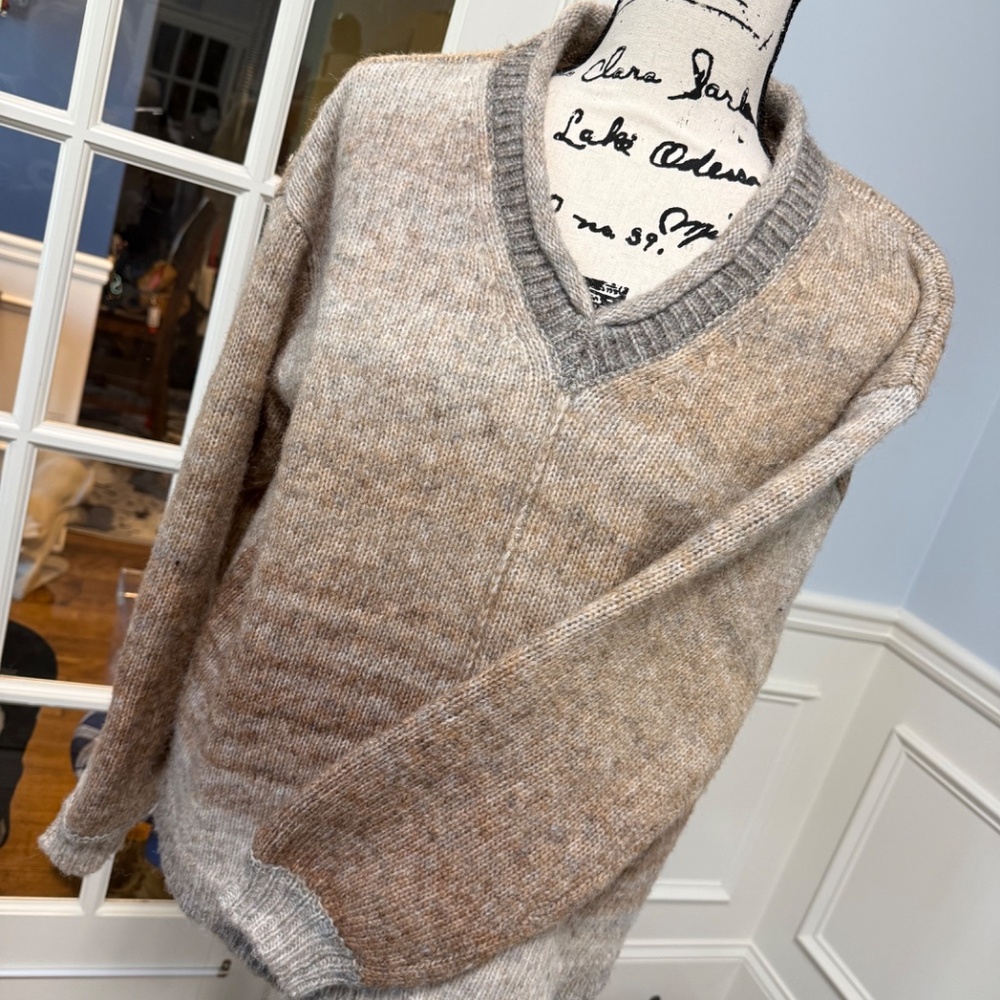 Sweater, V- Neck Ladies Briggs, SZ M - NWOT